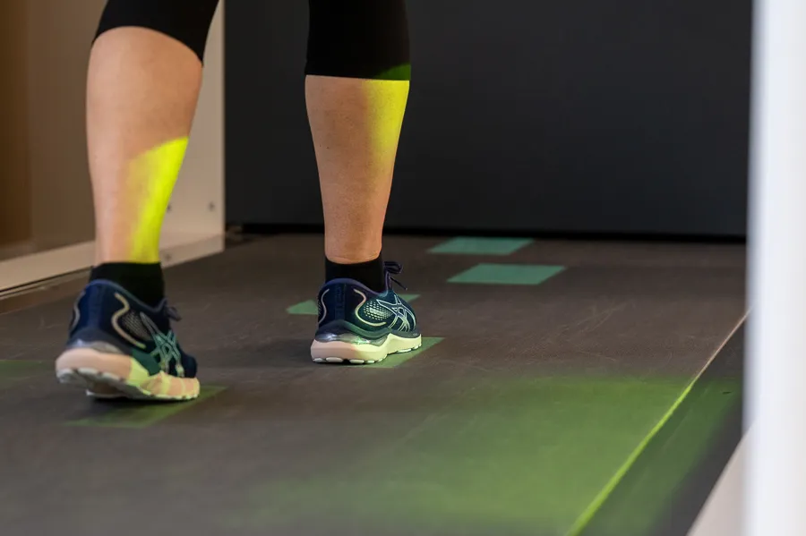 Beine einer Patientin auf dem C-Mill-Laufband.