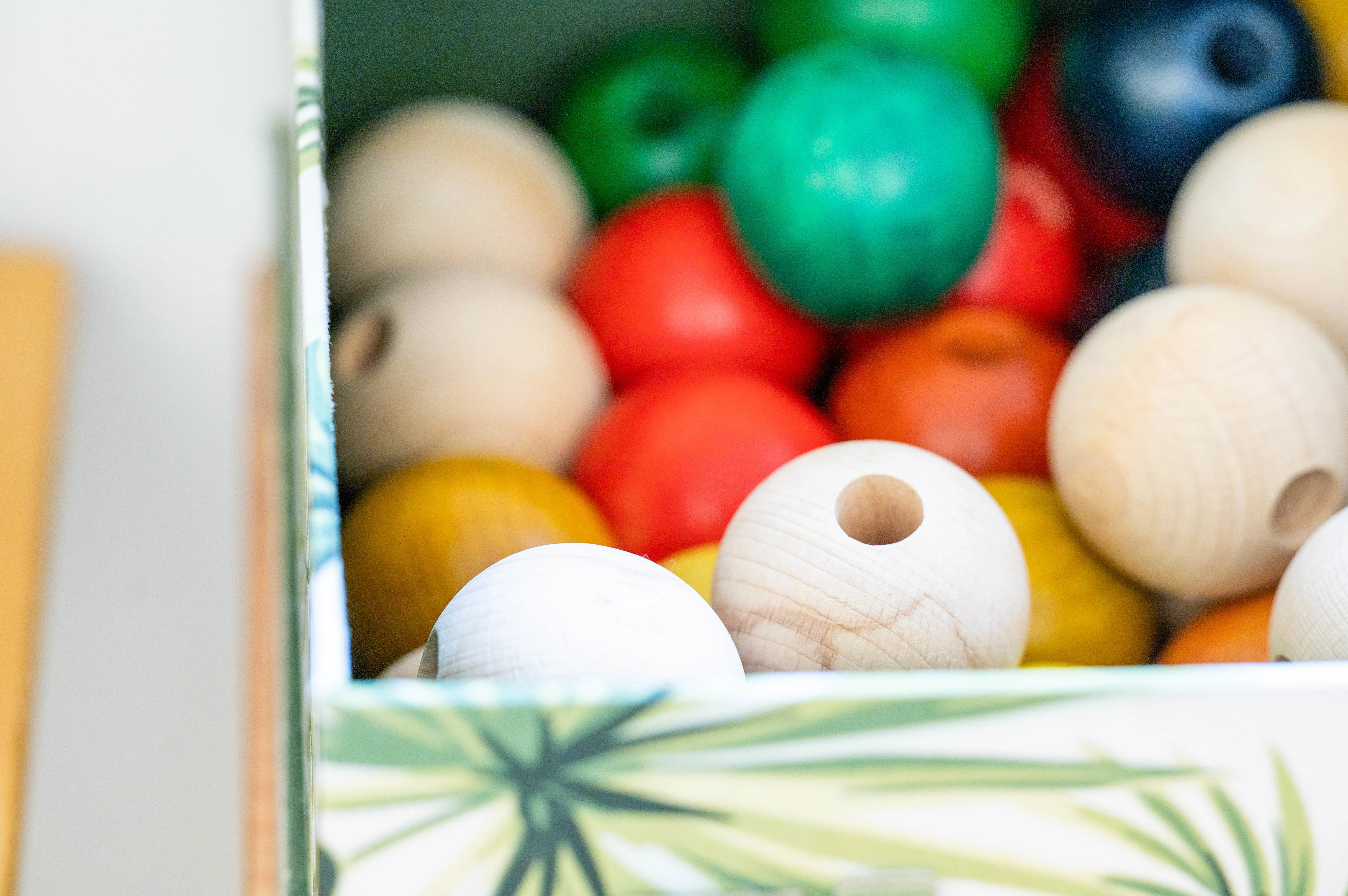 Nahaufnahme von Holzperlen aus der Ergotherapie.