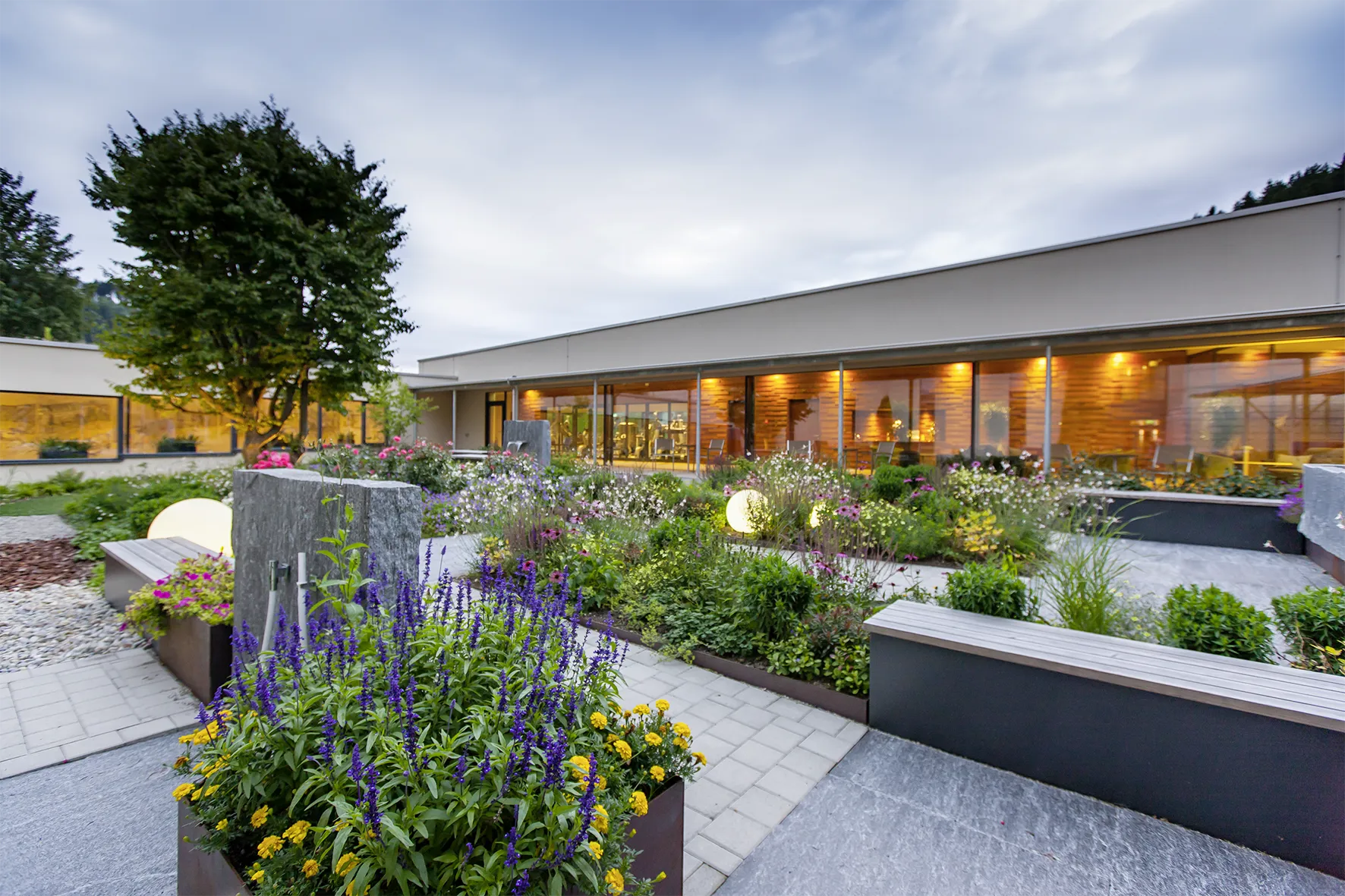 Parkanlage der Rehaklinik Dussnang in Abendstimmung.