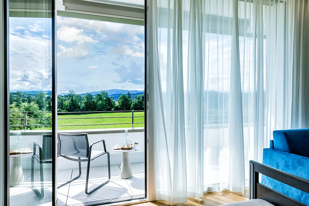 Patientenzimmer der Privatstation Oasis mit Blick ins Grüne.