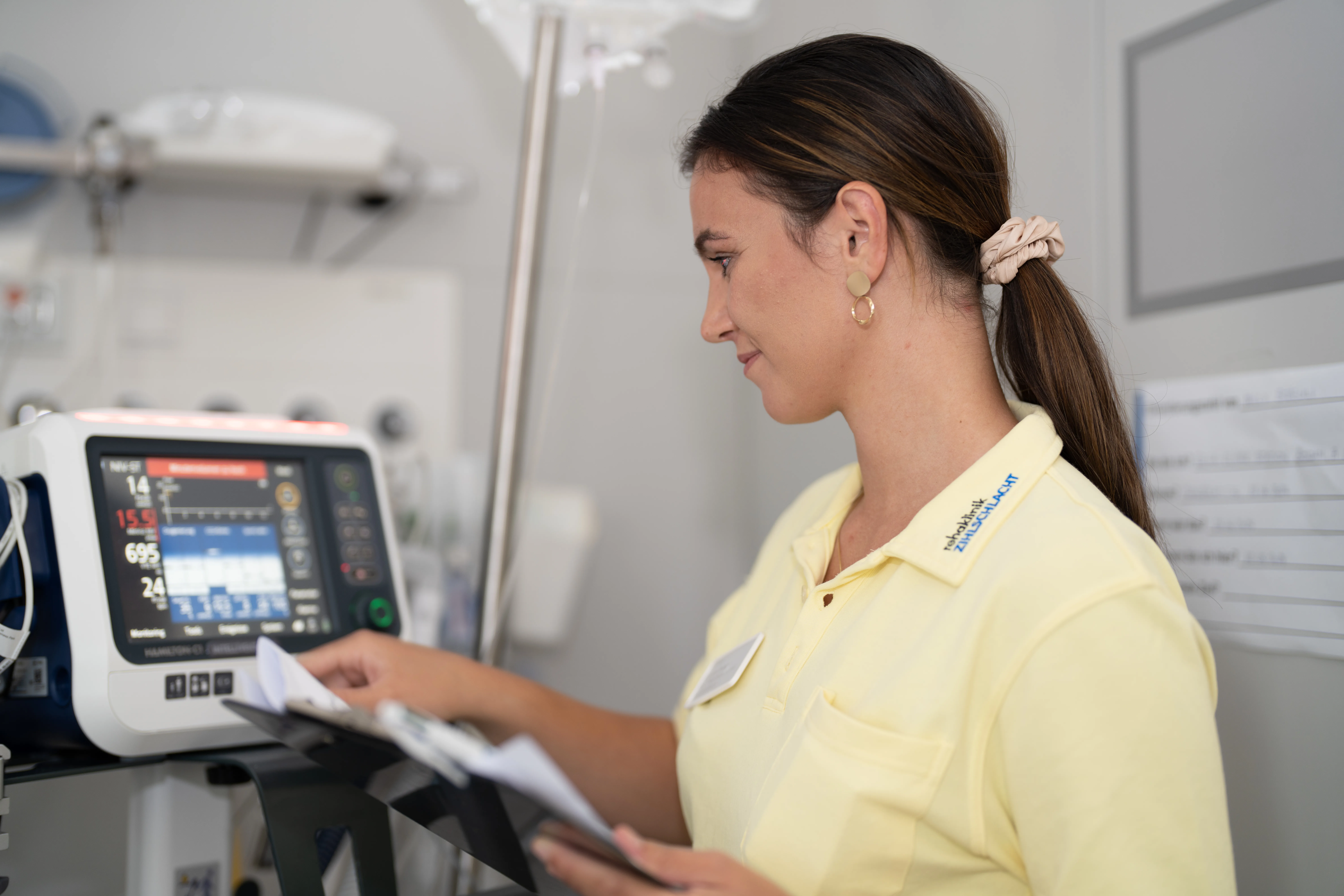 Pflegefachfrau beim Bedienen eines Geräts auf der Frührehastation Bodan.