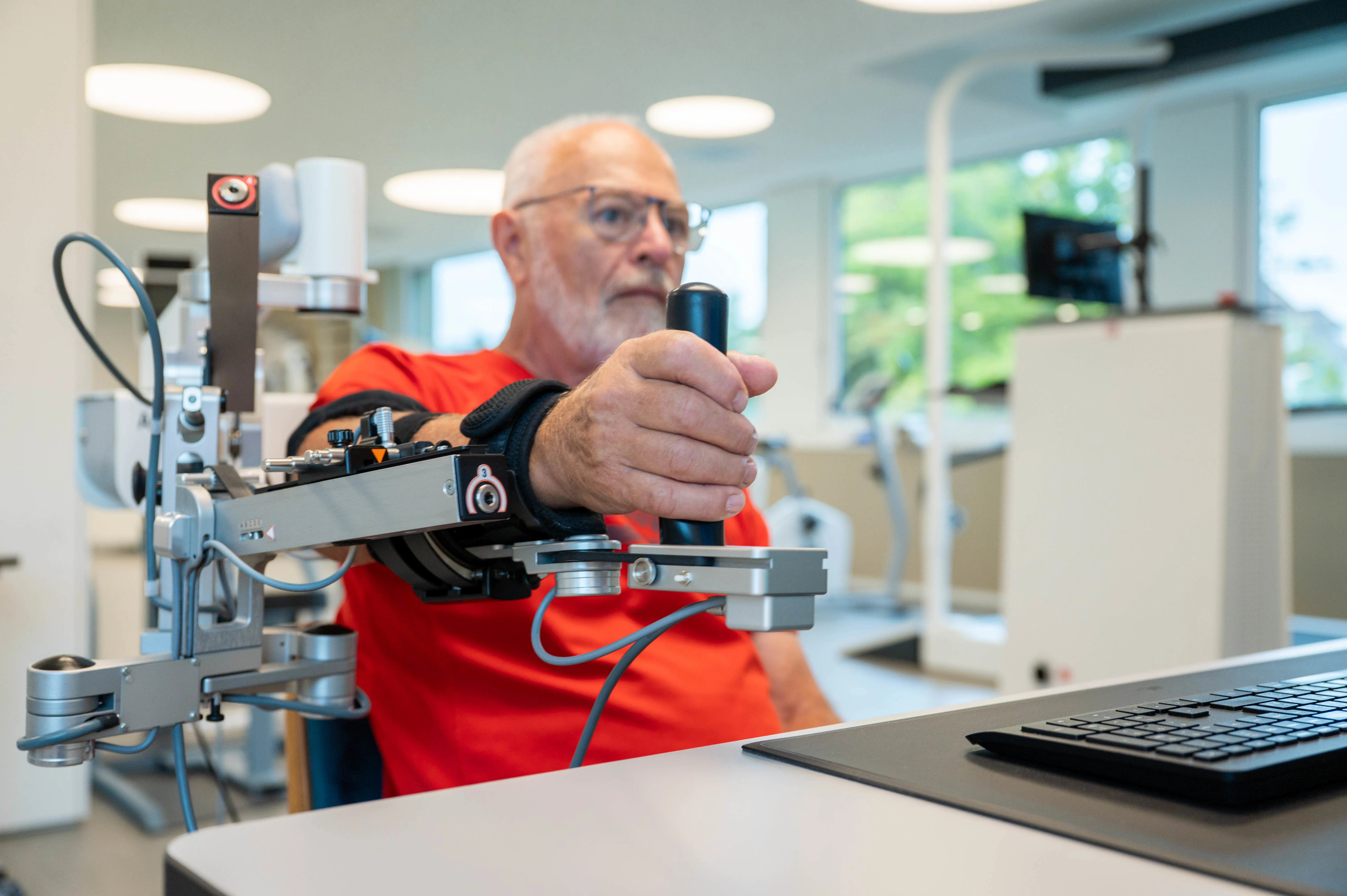 Patient führt Therapie mit ArmeoSping durch.