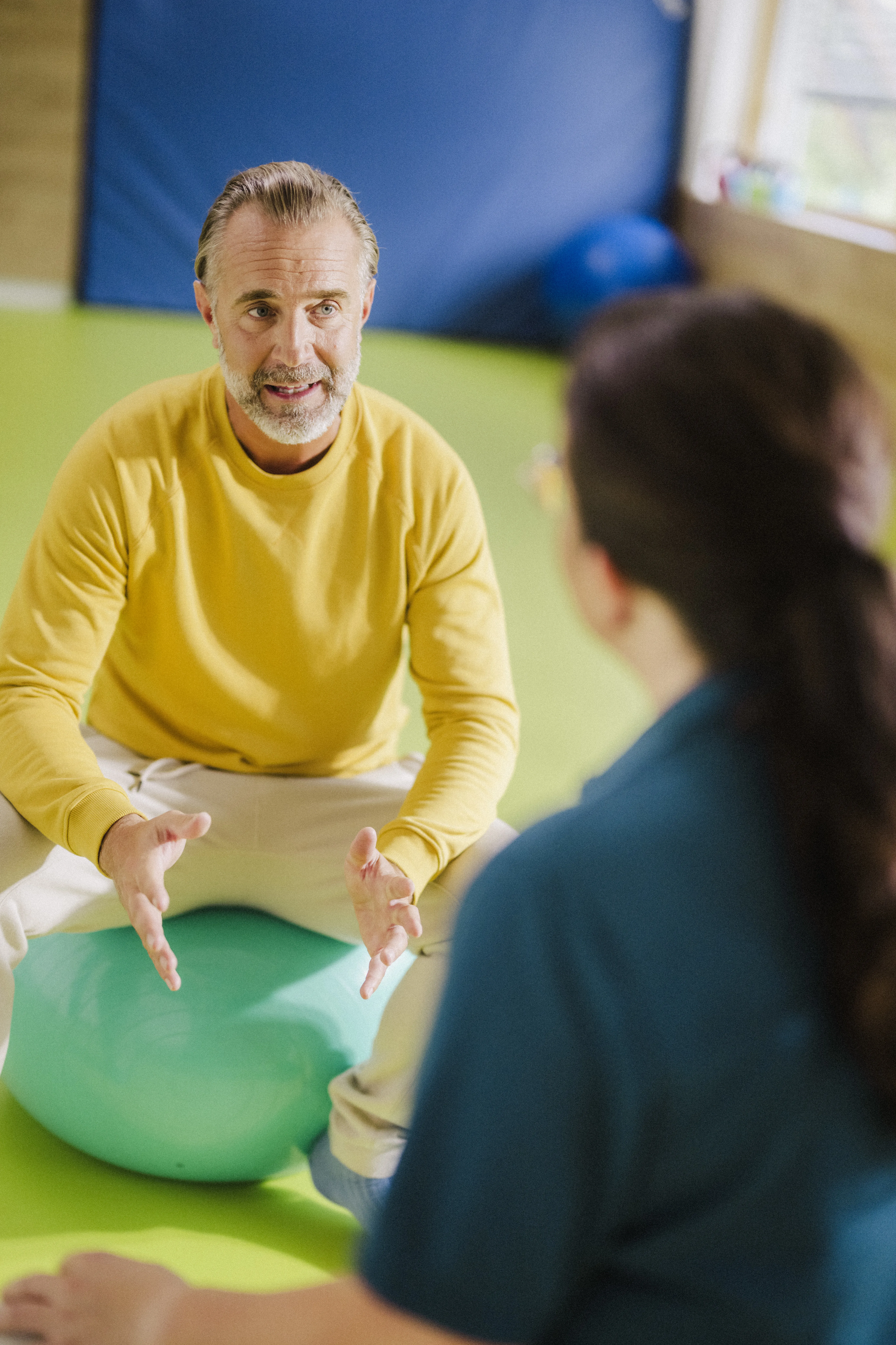 Patient im Gespräch mit Therapeutin.