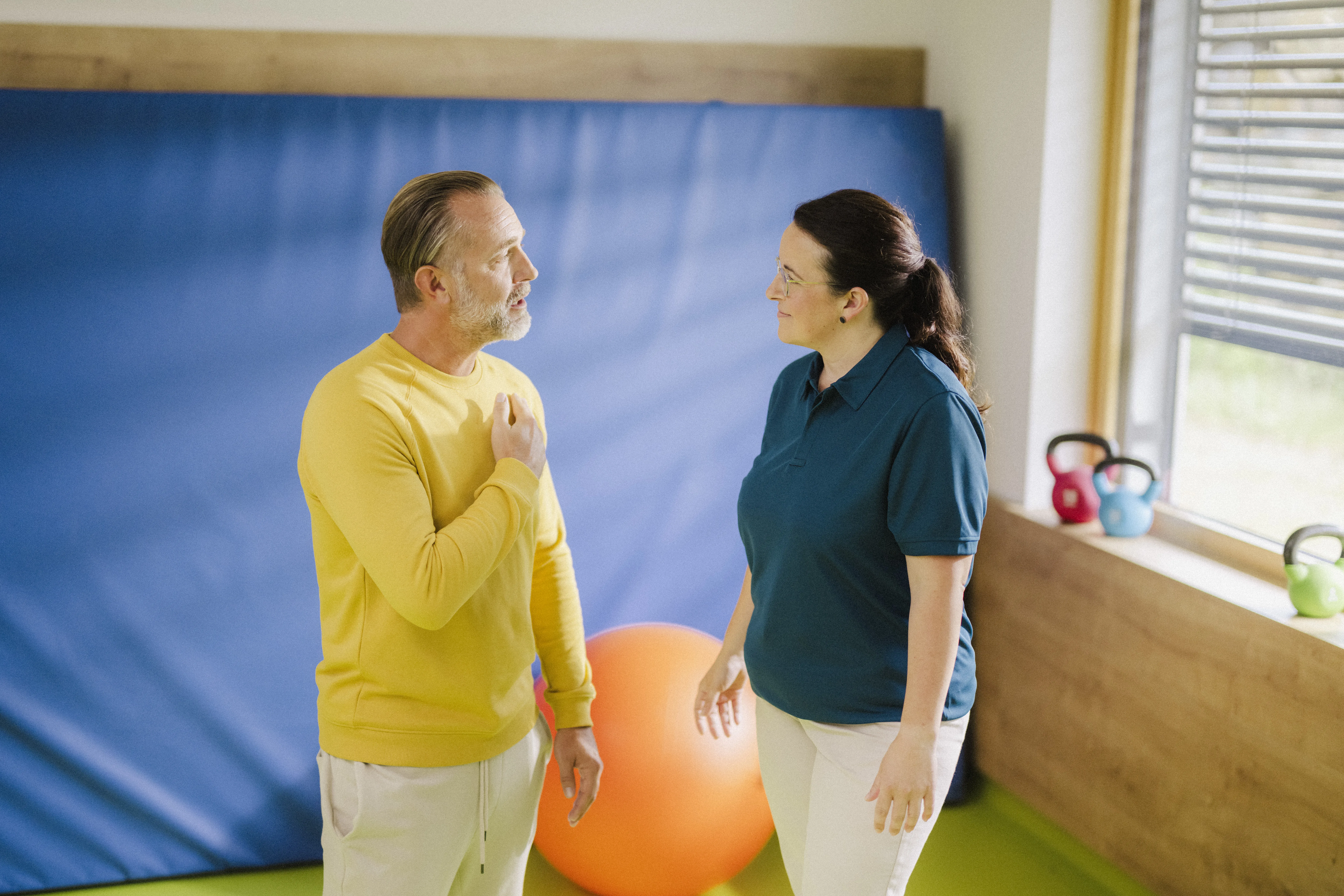 Patient und Therapeutin im Gespräch stehend.