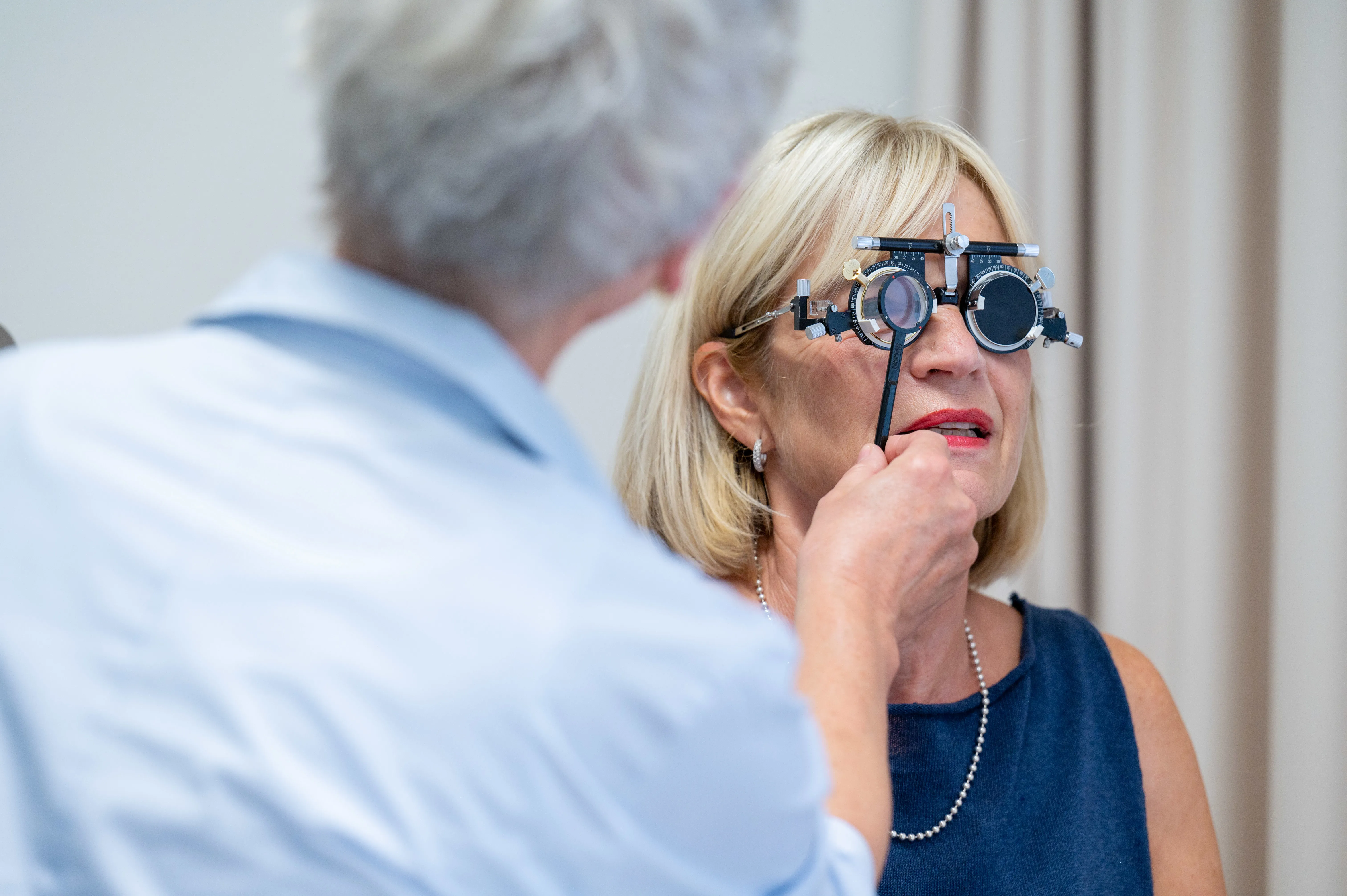 Patientin während einer Orthoptik-Untersuchung.