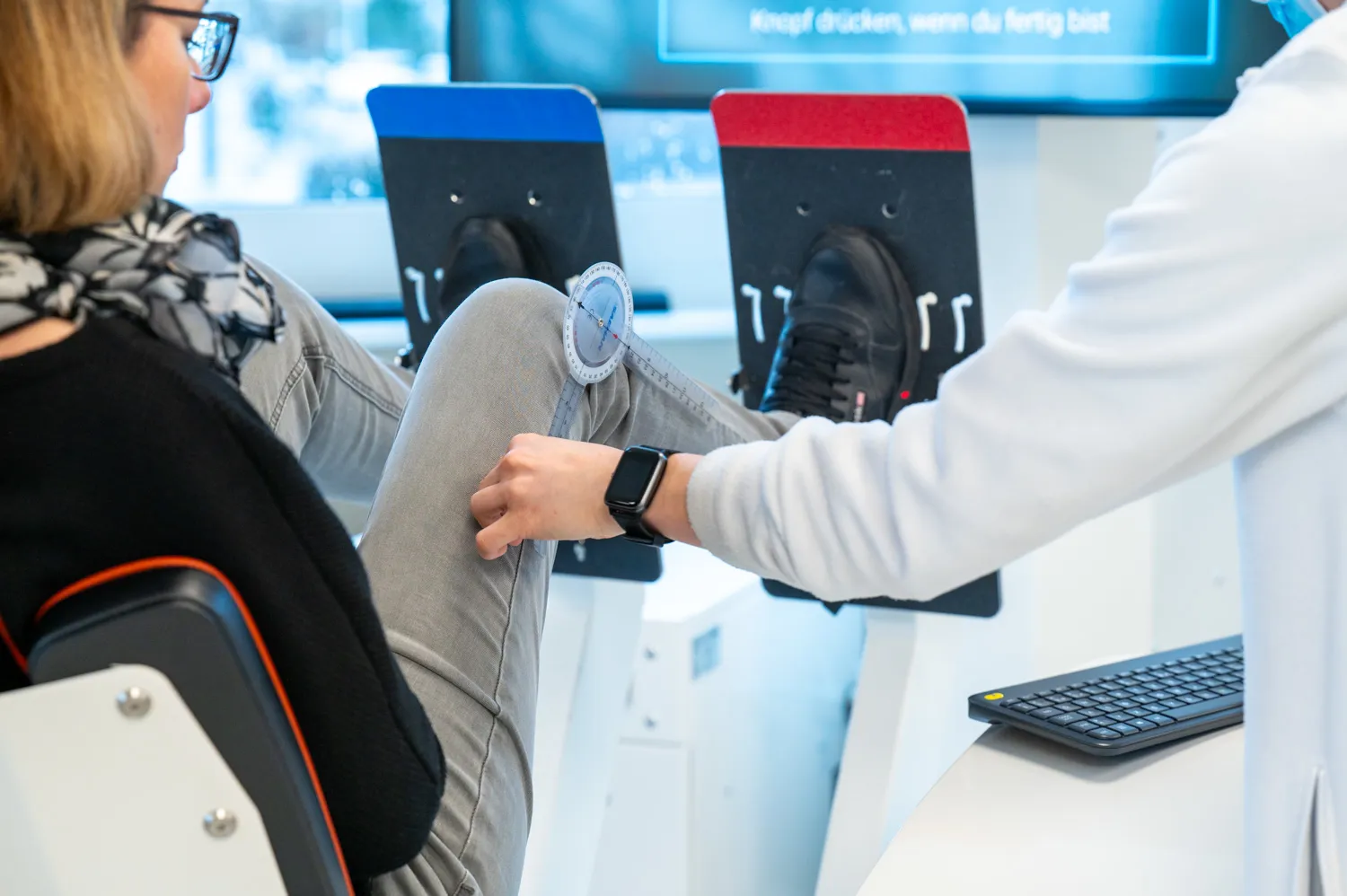 Patientin mit Therapeutin während Robotiktherapie