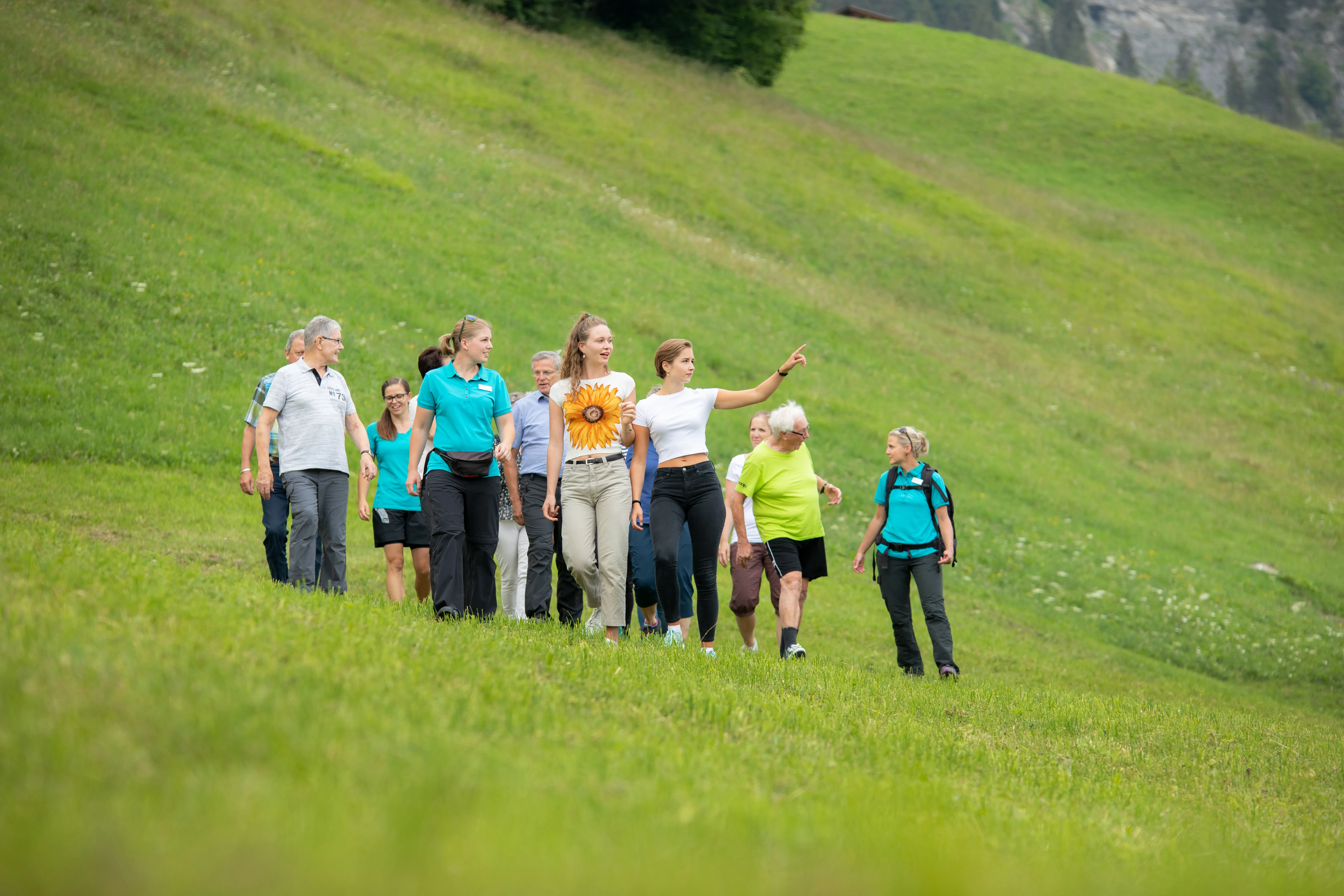 Gruppe von Patient:innen und Therapeut:innen bei einer Wanderung im Rahmen der Bewegungstherapie.