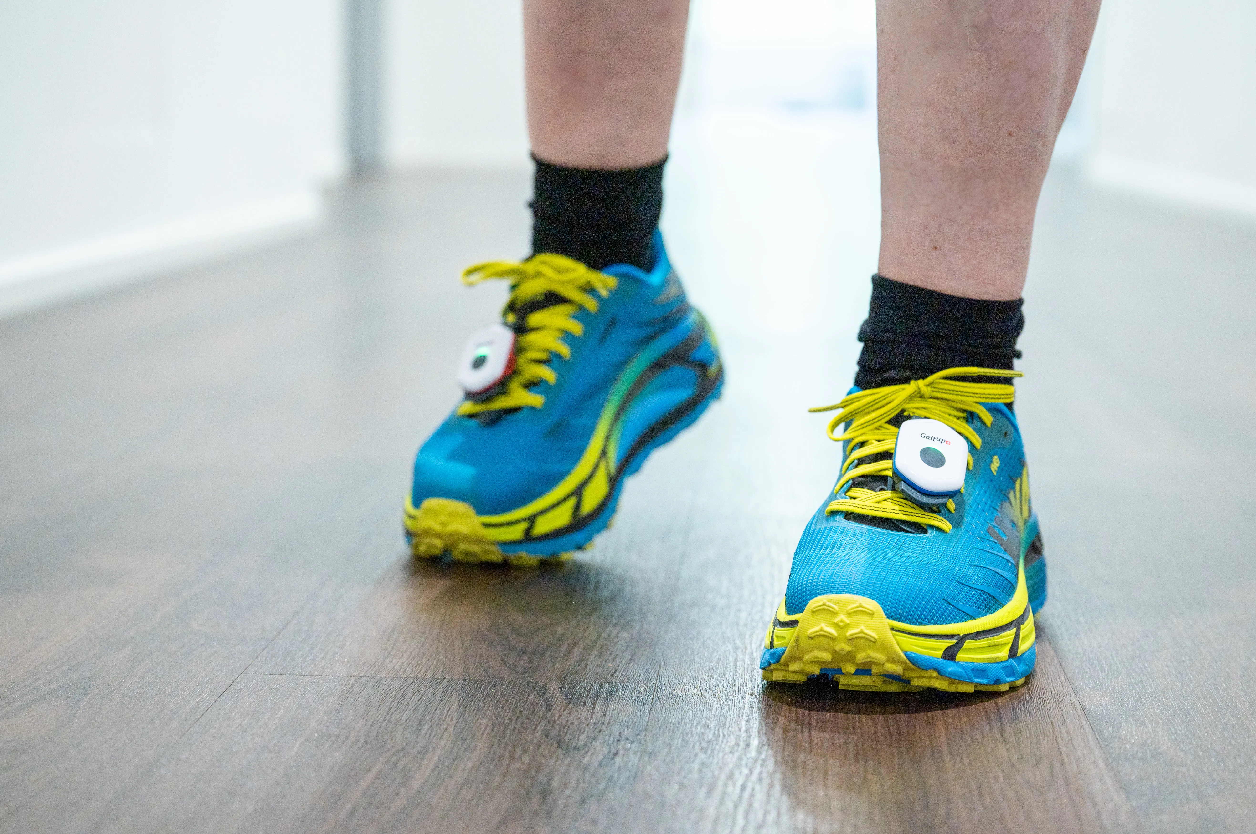 Füsse eines Patienten beim Gehtraining während der orthopädischen Rehabilitation.