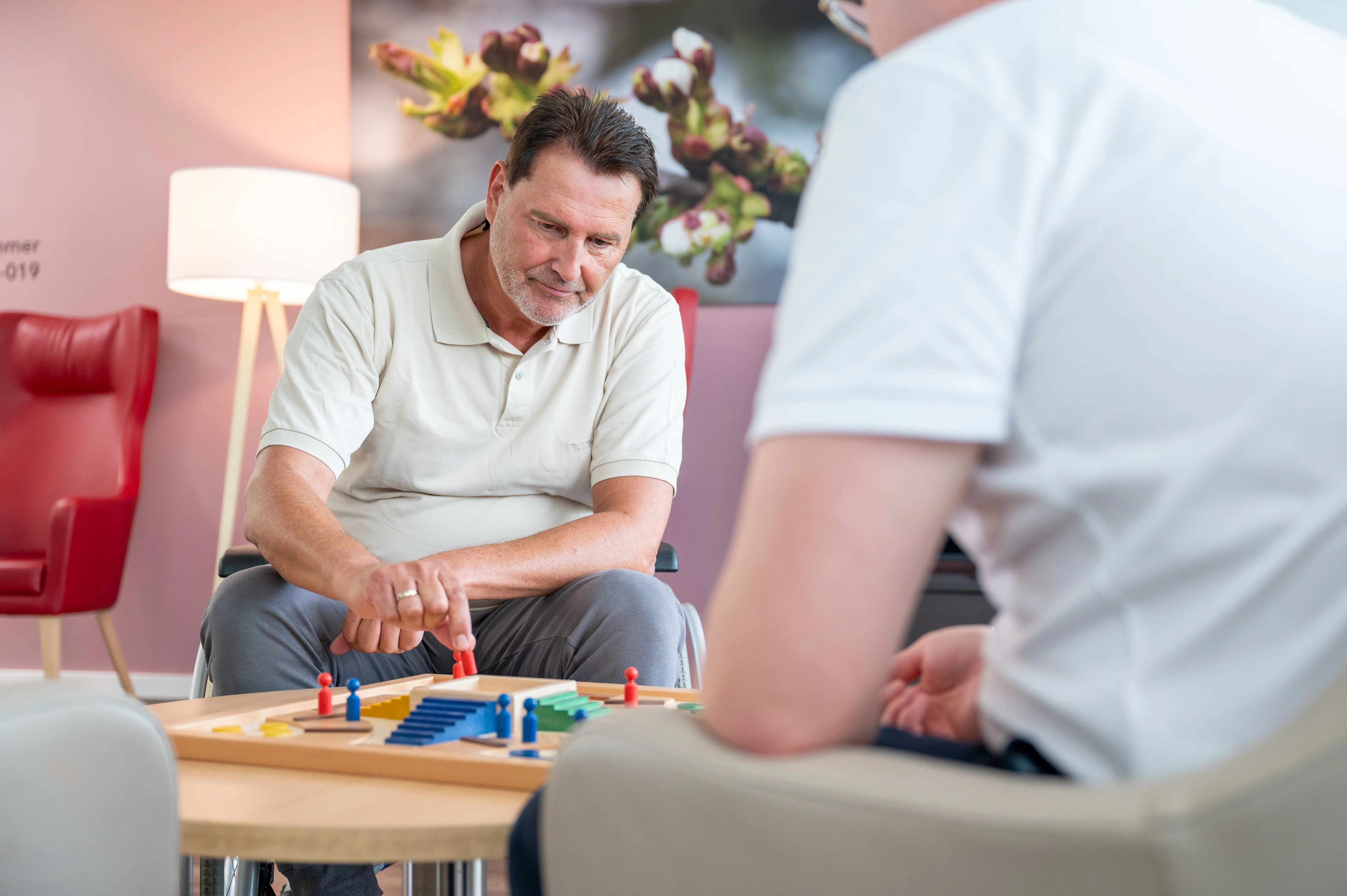 2 Personen beim Eile mit Weile Brettspiel.