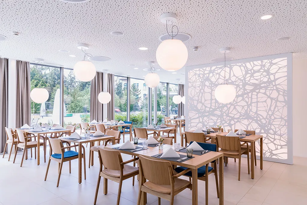 Restaurant Oasis mit gedeckten Tischen.