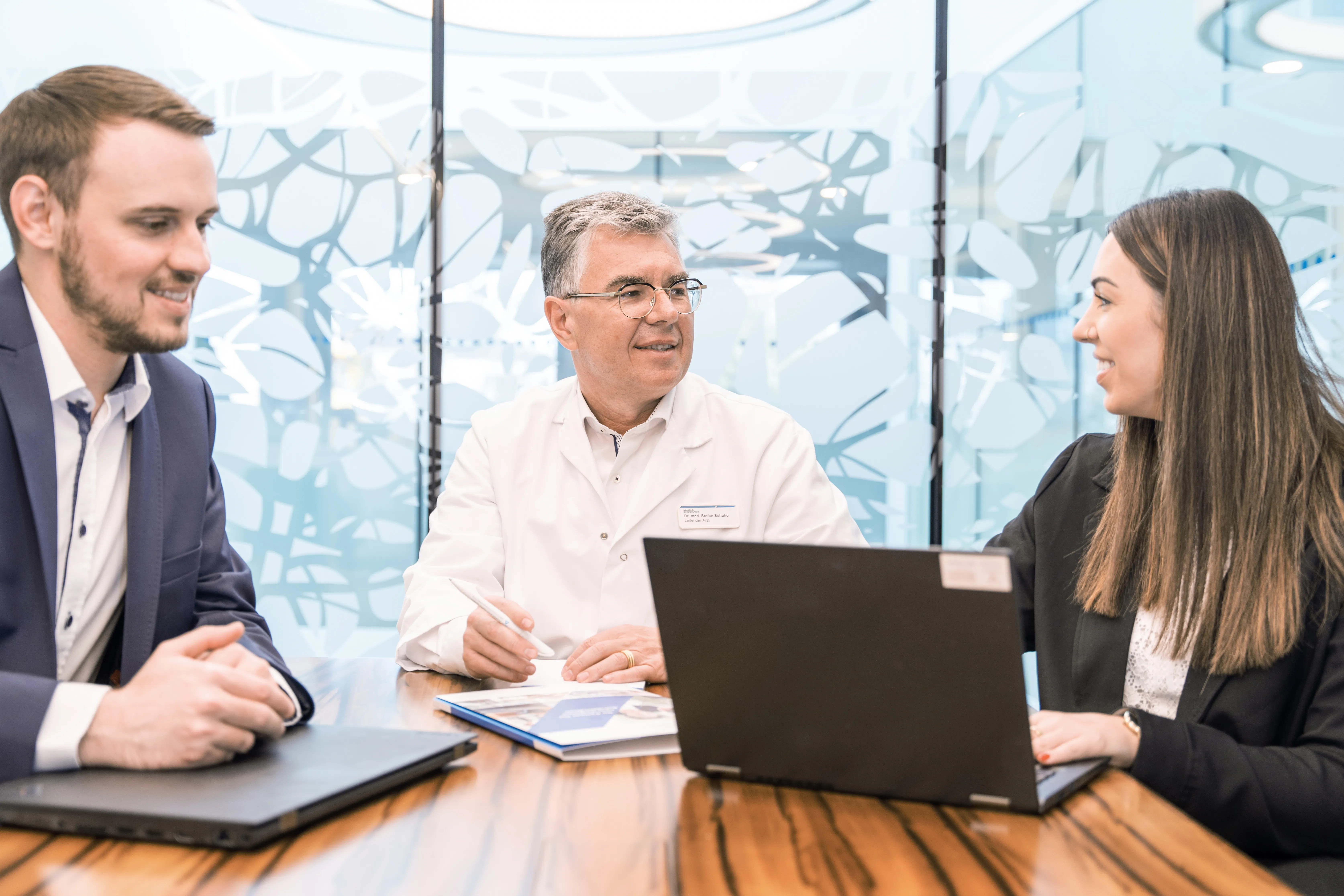 International Team im Gespräch mit dem Stationsarzt der Internationalen Station in Zihlschlacht.