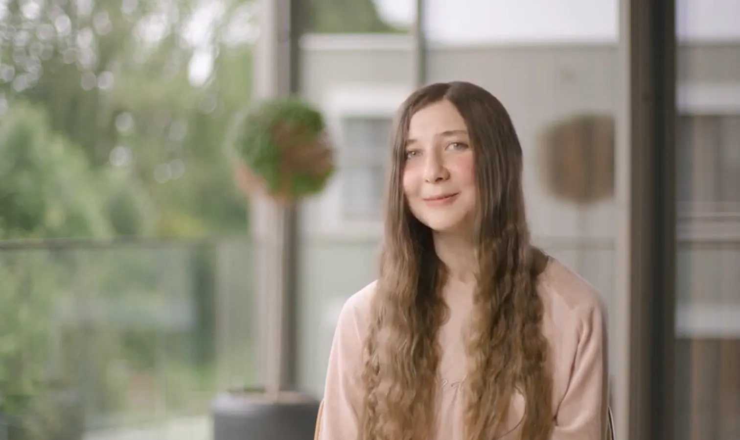 Jüngere Dame, die von ihrer neurologischen Rehabilitation erzählt.