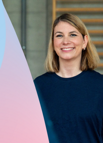 Frau vor Sprossenwand lächelnd.